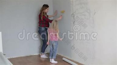 一位母亲向女儿展示如何用一把卷笔刷做壁纸。